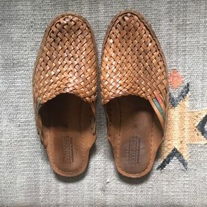 Mohinders woven leather slides